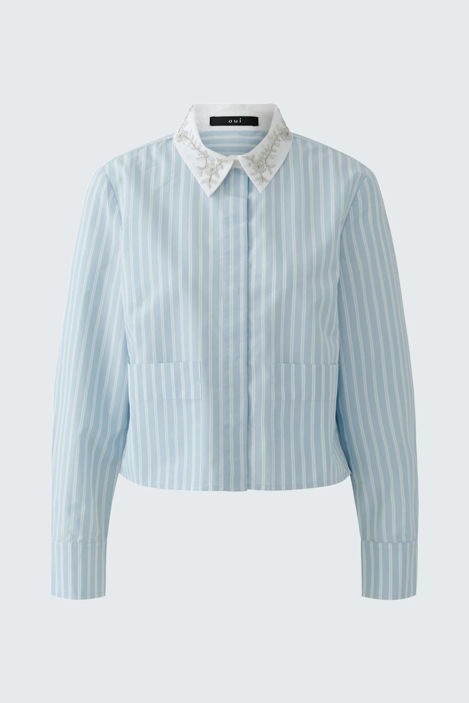 Gestreifte Damen-Bluse: Hellblaue Bluse mit weißen Streifen und Spitzenkragen, ohne Model abgebildet.