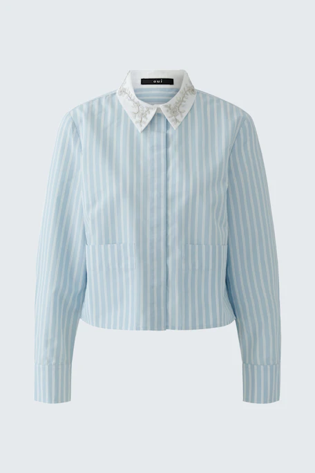 Gestreifte Damen-Bluse: Hellblaue Bluse mit weißen Streifen und Spitzenkragen, ohne Model abgebildet.