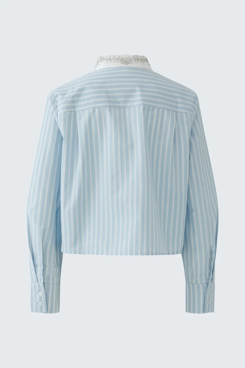 Gestreifte Damen-Bluse: Hellblau-weiße Streifen, lockerer Schnitt, ohne Model präsentiert.