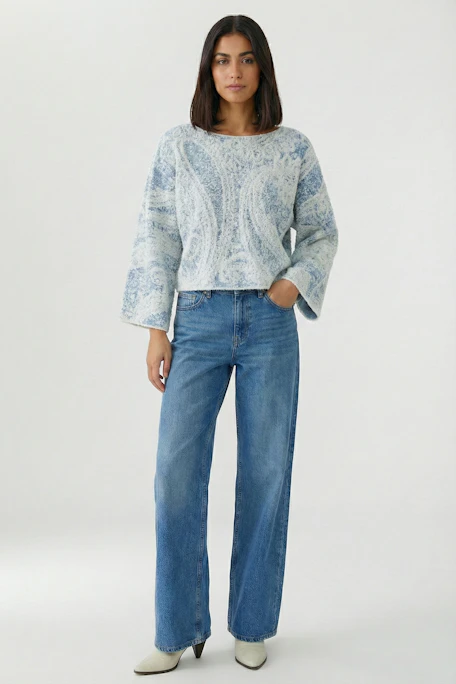 Damen-Pullover: Weicher, blauer Strickpullover mit weißem Paisley-Muster, ohne Model abgebildet.