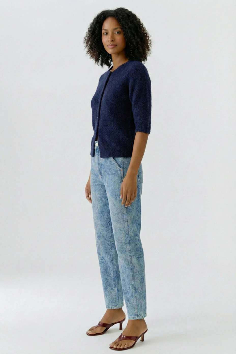 Dunkelblaue Strickjacke mit Knopfleiste, schlicht und vielseitig kombinierbar.
