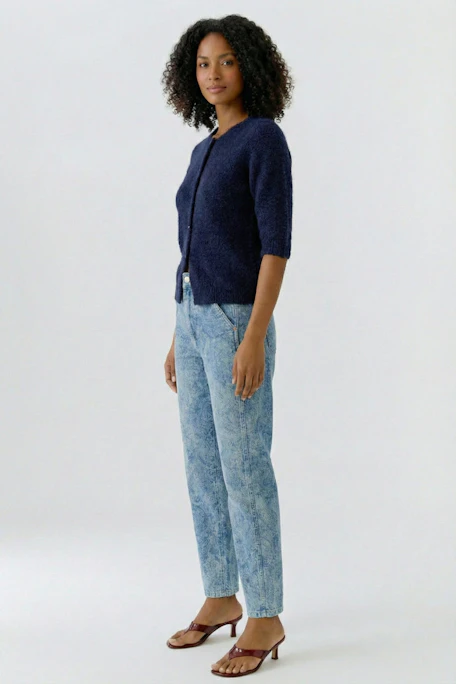 Dunkelblaue Strickjacke mit Knopfleiste, schlicht und vielseitig kombinierbar.