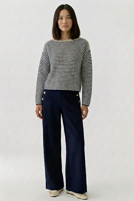 Gestreifter Damen-Pullover: Schwarz-weißes Streifenmuster, lässiger Schnitt, ideal für den Alltag.
