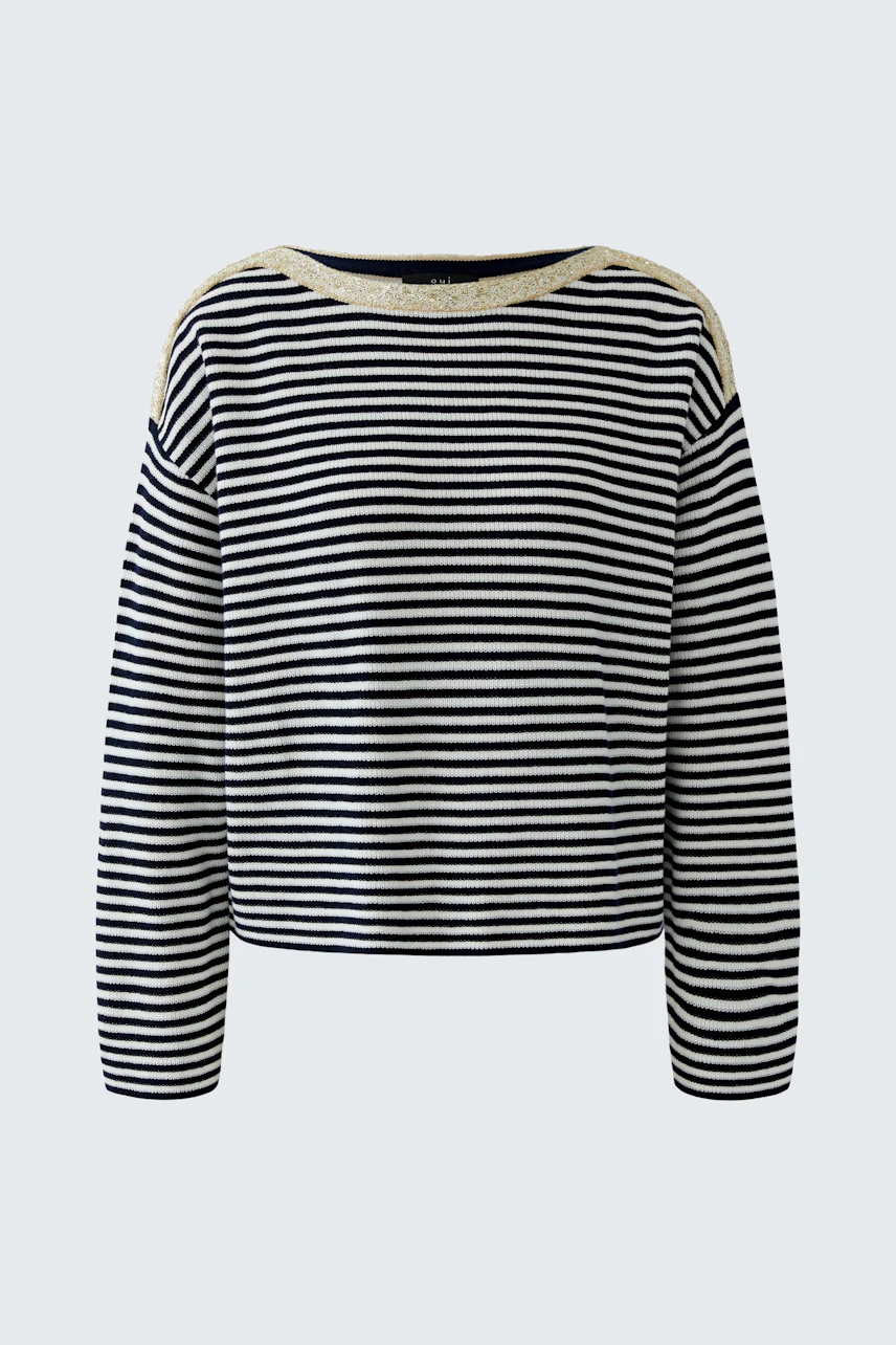 Casual striped pullover: Black and white stripes, long sleeves, perfect for a relaxed look.