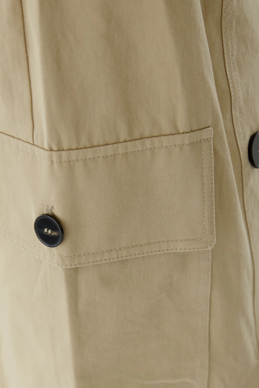 Beiger A-Linien-Rock mit großen Taschen und Knöpfen, ideal für einen lässigen Look.