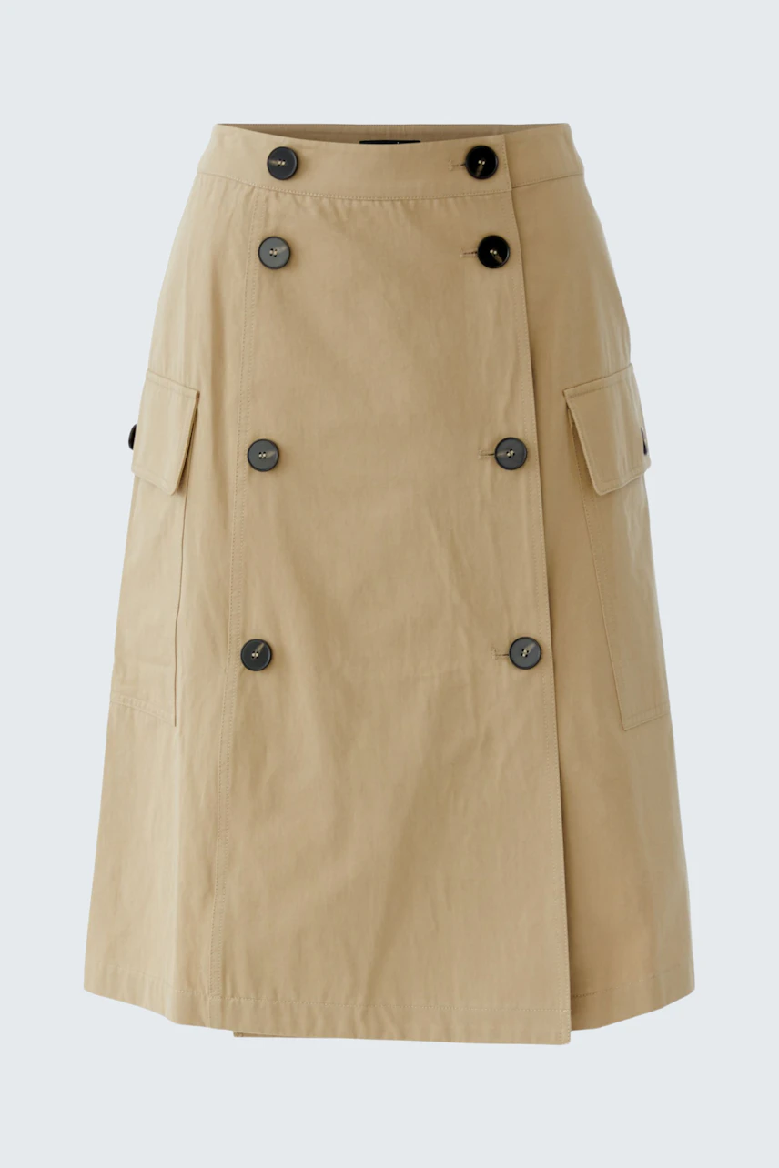 Beiger A-Linien-Rock mit Knopfleiste und Taschen, ideal für einen lässigen Look.