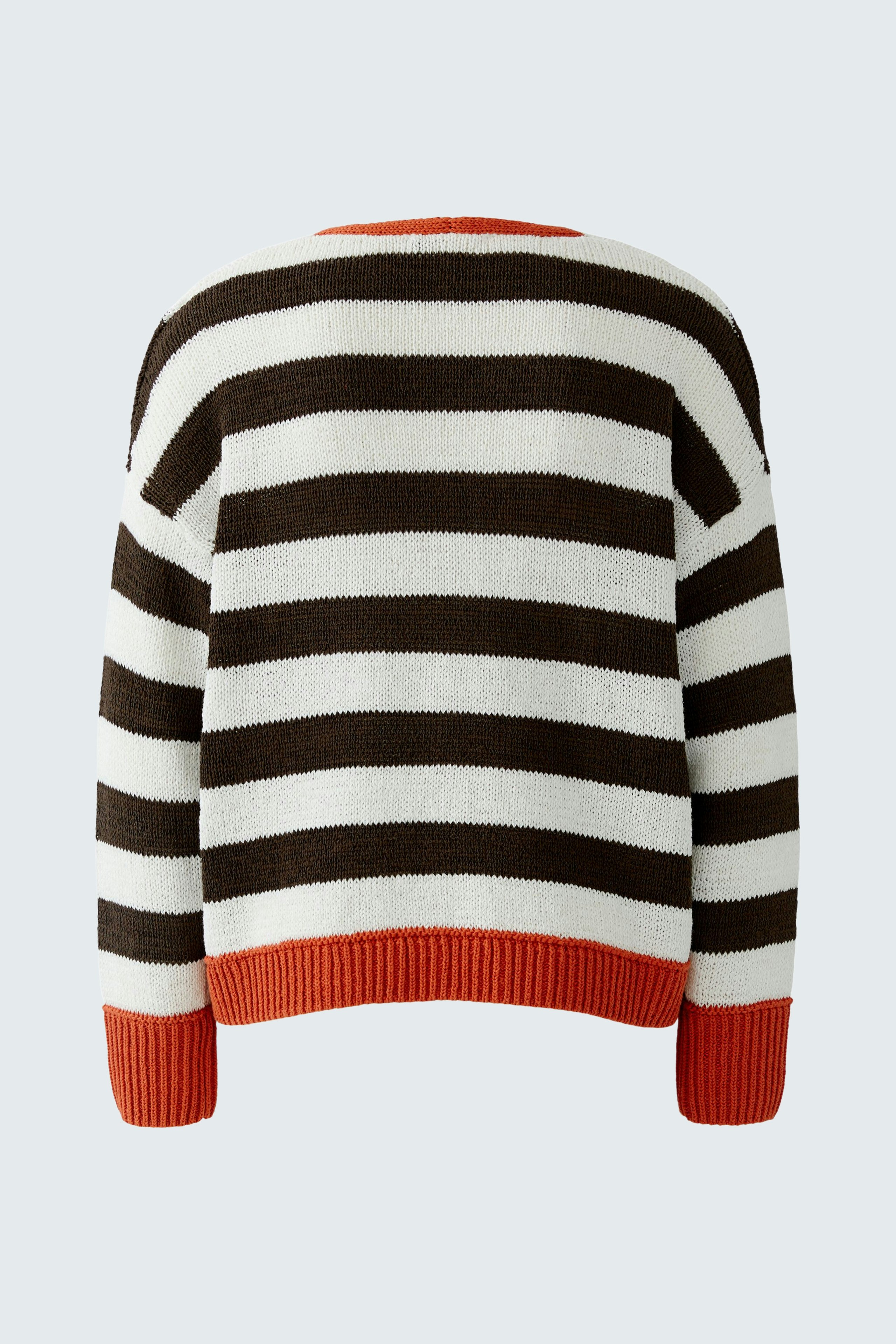 Gemütlicher Damen-Pullover mit breiten Streifen in Braun und Weiß, lässiger Schnitt und rotem Bündchen.