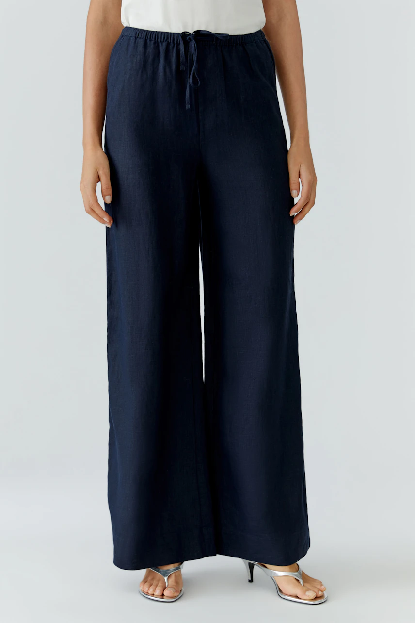 Casual women's Marlene trousers: A woman in navy wide-leg pants with a drawstring waist.