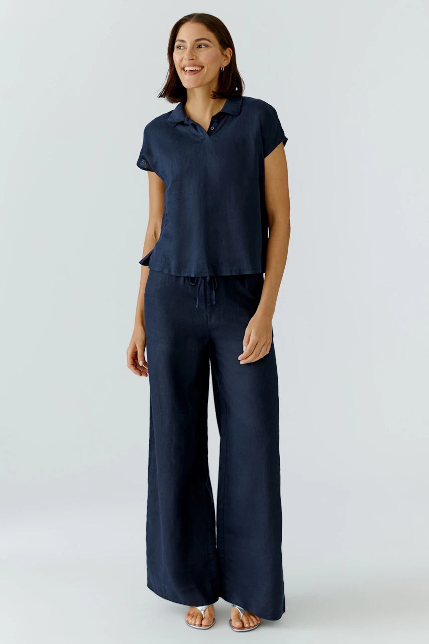 Casual women's Marlene trousers: A woman in navy wide-leg trousers and matching top smiles confidently.