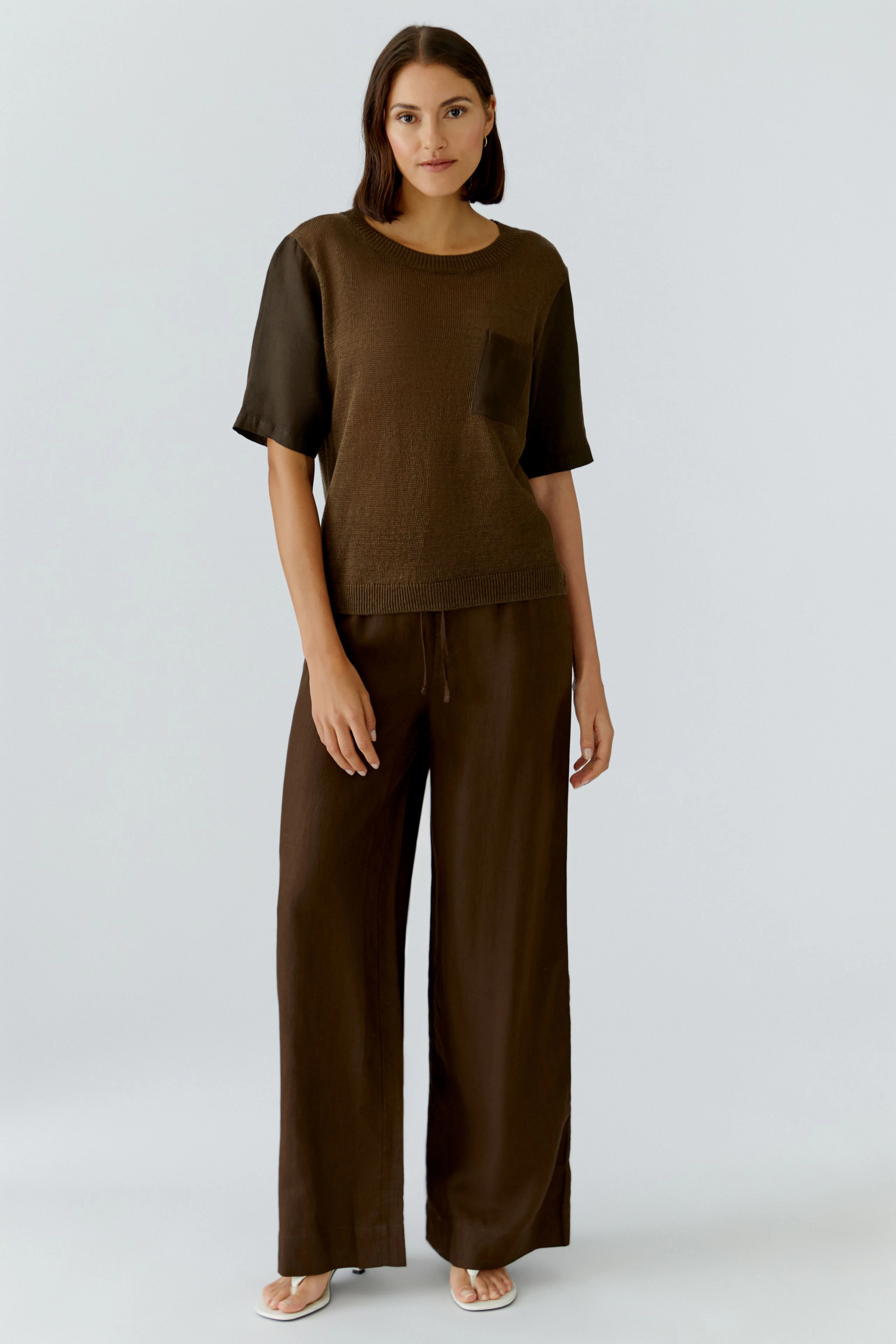 Braune Marlenehose aus Leinen, locker geschnitten, ohne Model, ideal für lässige Outfits.