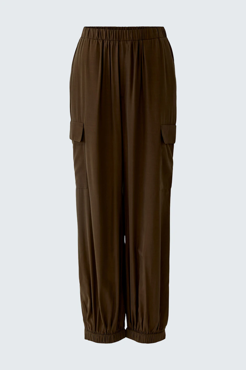 Casual women's cargo pants in dark brown with elastic waistband and side pockets.