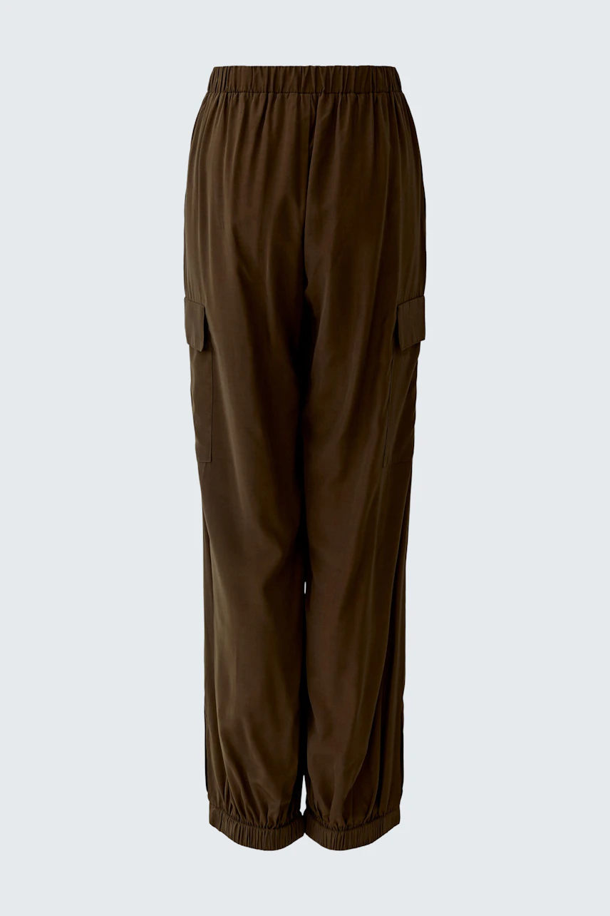 Casual women's cargo pants in brown with elastic waistband and side pockets.