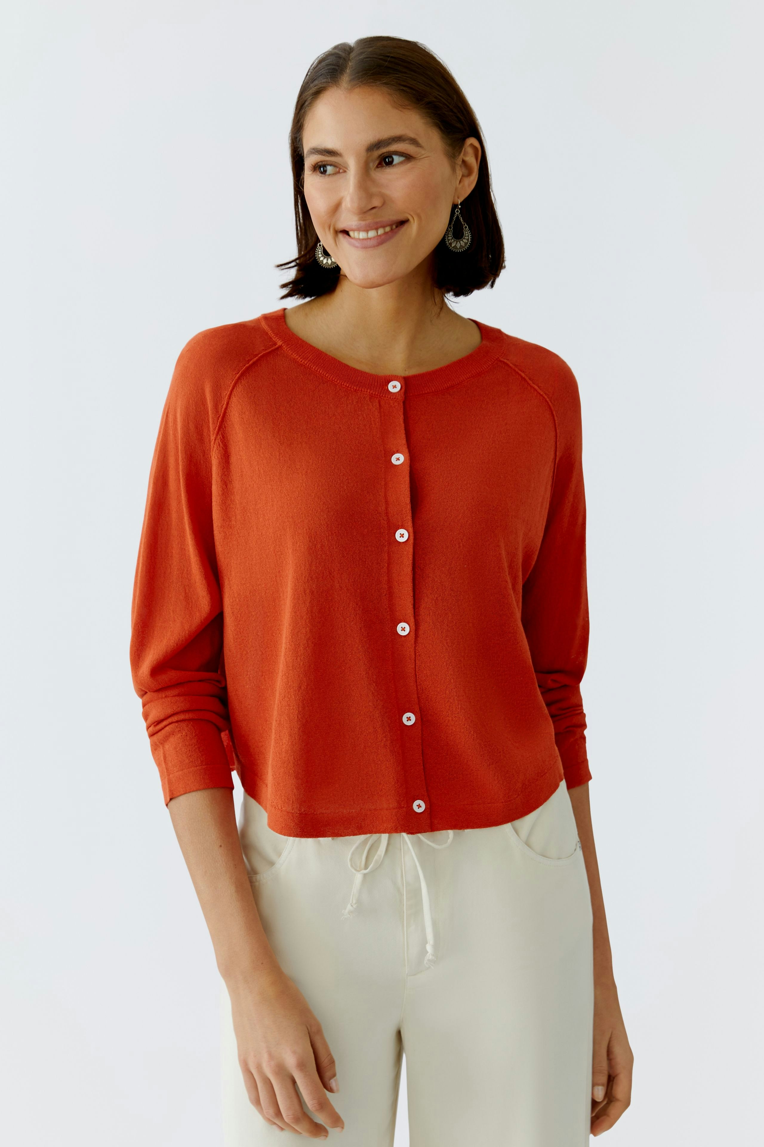 Rote Damen-Strickjacke mit Knöpfen, lässig und bequem, ideal für den Alltag.