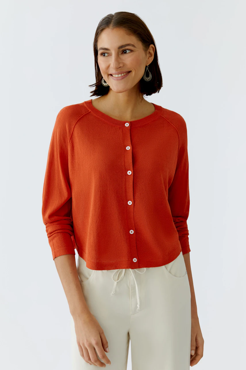 Rote Damen-Strickjacke mit Knöpfen, lässig und bequem, ideal für den Alltag.