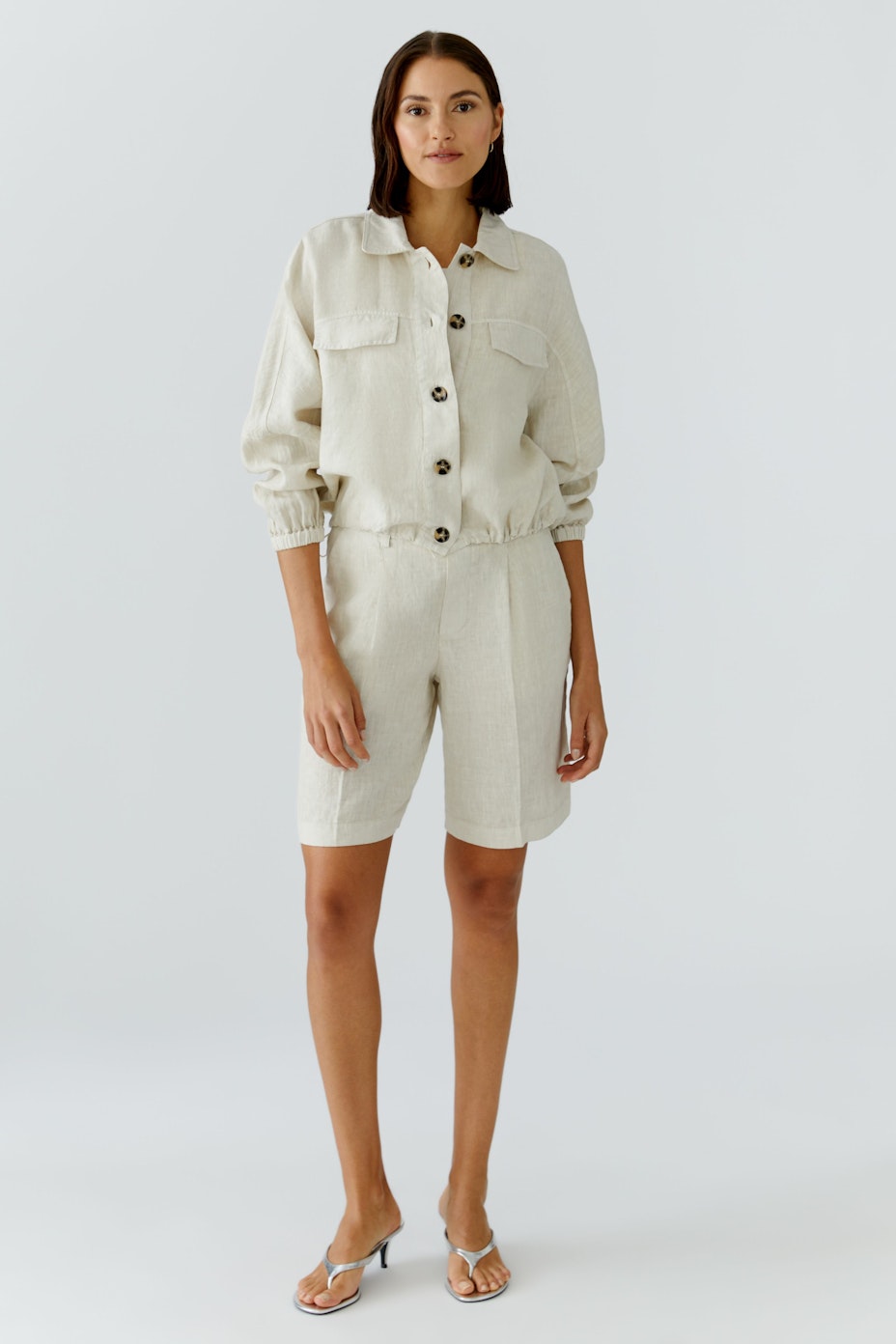Casual women's blouson: Light beige jacket with button closure and two front pockets.