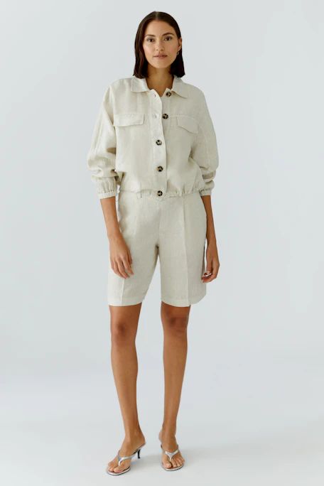 Beiger Blouson: Lässiger Schnitt mit Knopfleiste und Brusttaschen, ideal für einen entspannten Look.