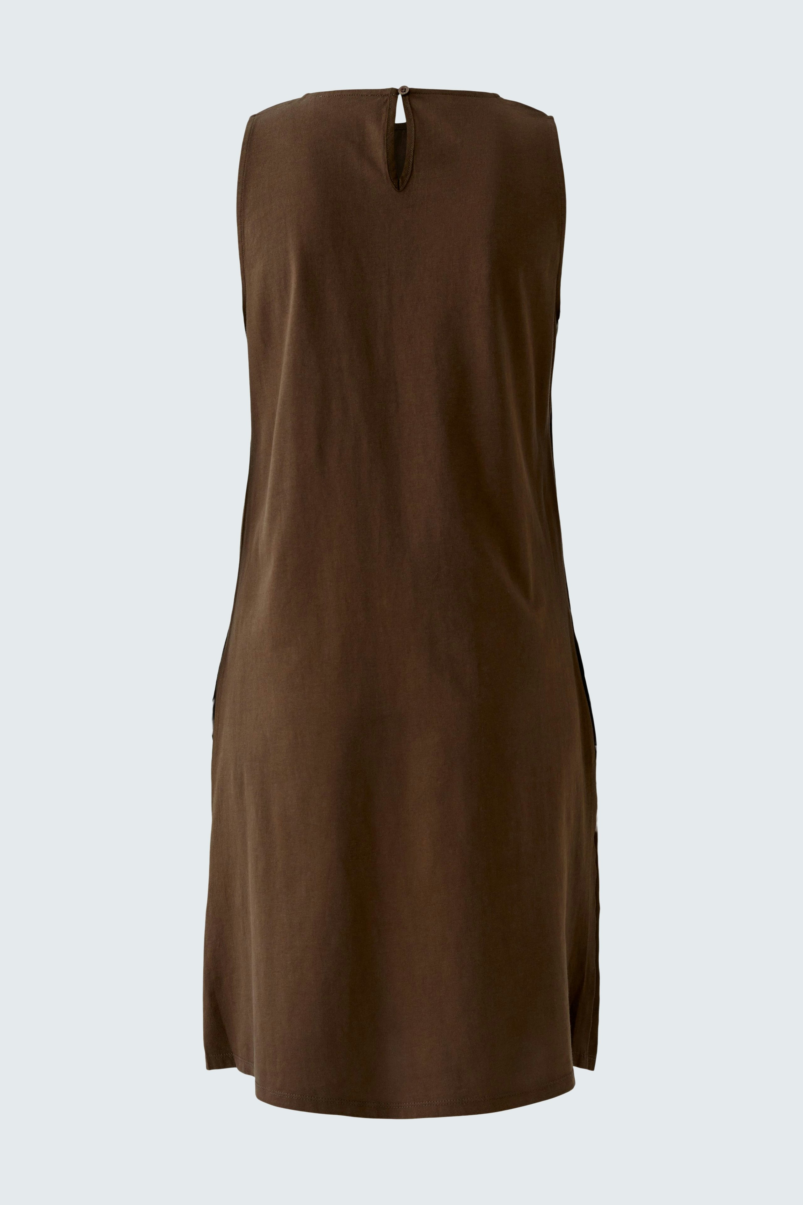 A-Linien-Kleid: Braunes, ärmelloses Kleid mit Rückenschlitz, lässig und bequem.