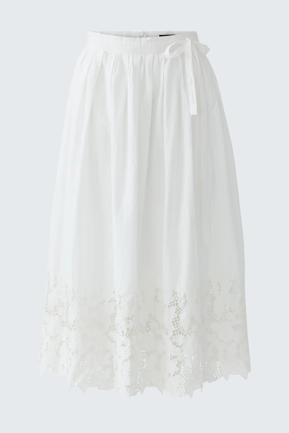 Luftiger Faltenrock: Weißer Rock mit Spitze und Bindegürtel, ideal für warme Tage.