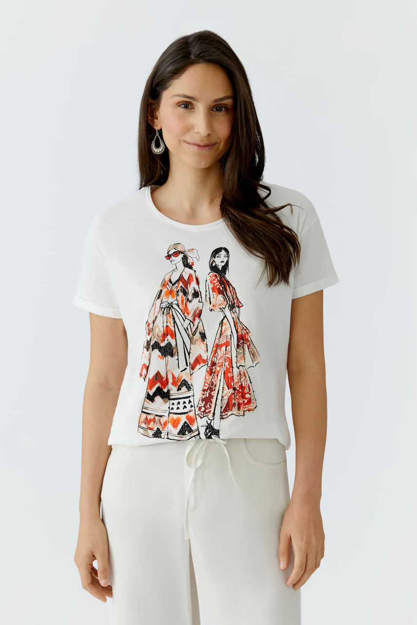 Damen-T-Shirt: Frau trägt ein weißes T-Shirt mit buntem Druck von zwei Modellen.