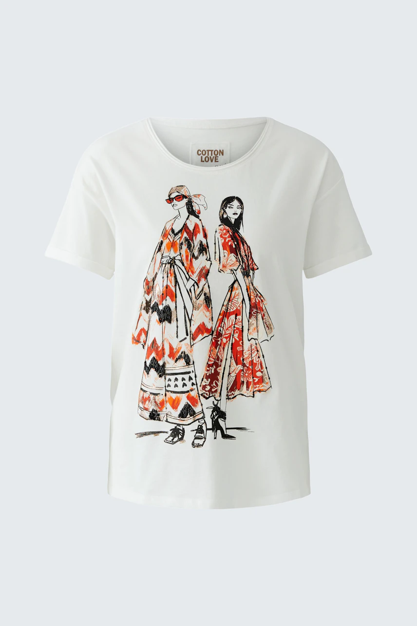 Damen-T-Shirt: Weiße Shirt mit buntem Druck, zeigt zwei stilvolle Frauen in modischer Kleidung.