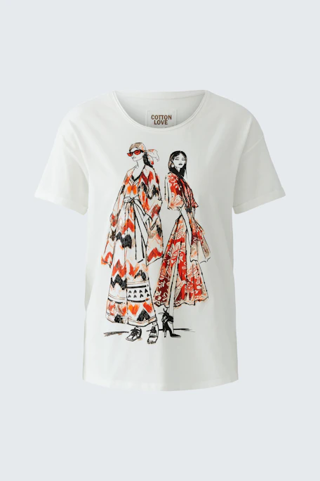 Damen-T-Shirt: Weiße Shirt mit buntem Druck, zeigt zwei stilvolle Frauen in modischer Kleidung.