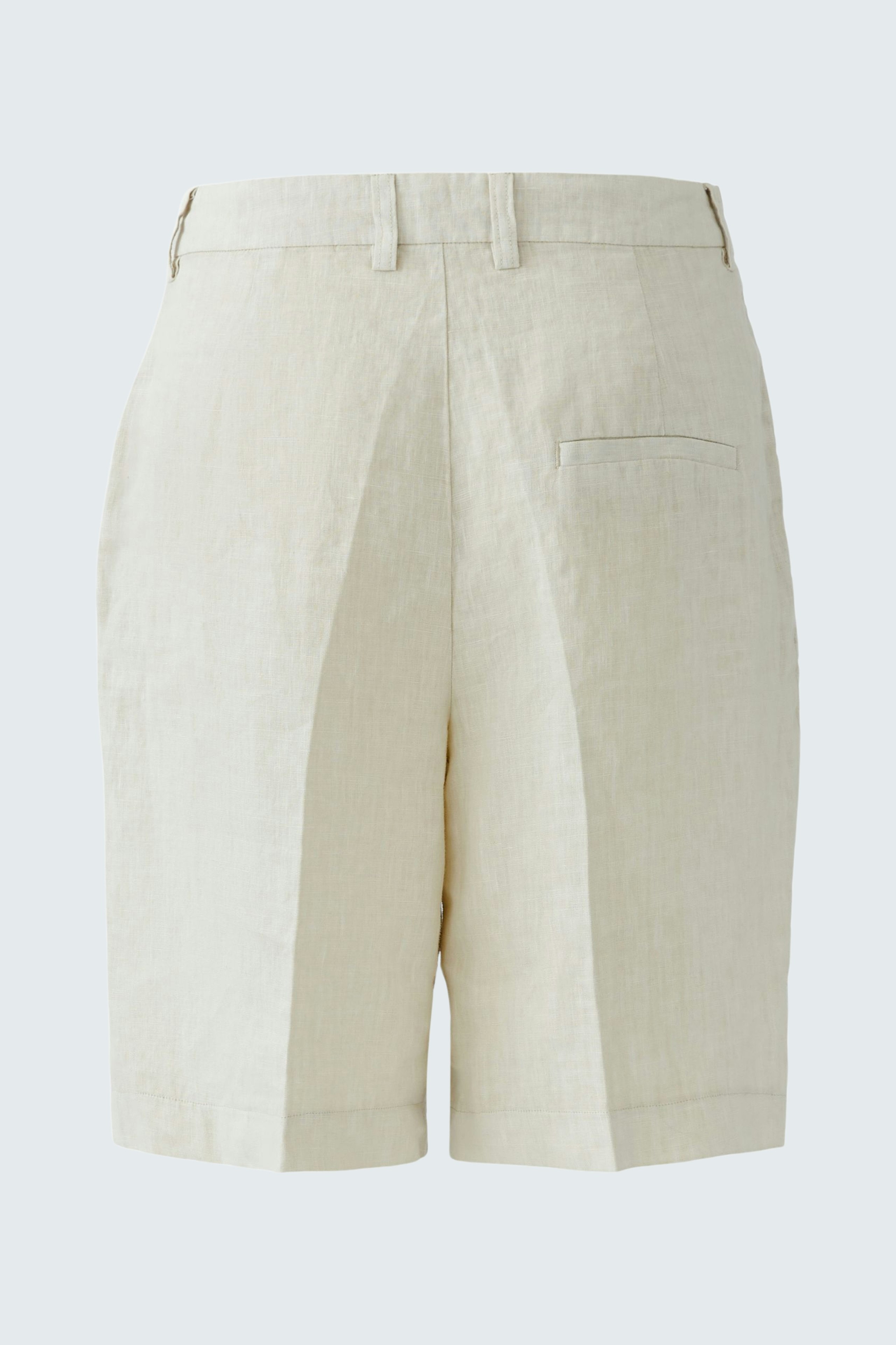 Bequeme Damen-Bermuda in hellem Stoff mit lockerer Passform und praktischer Gesäßtasche.