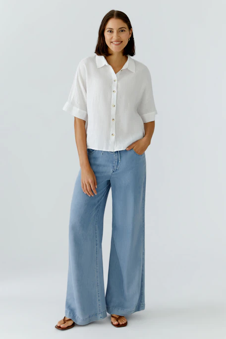 Casual women's blouse: White short-sleeve shirt with buttons, perfect for everyday wear.