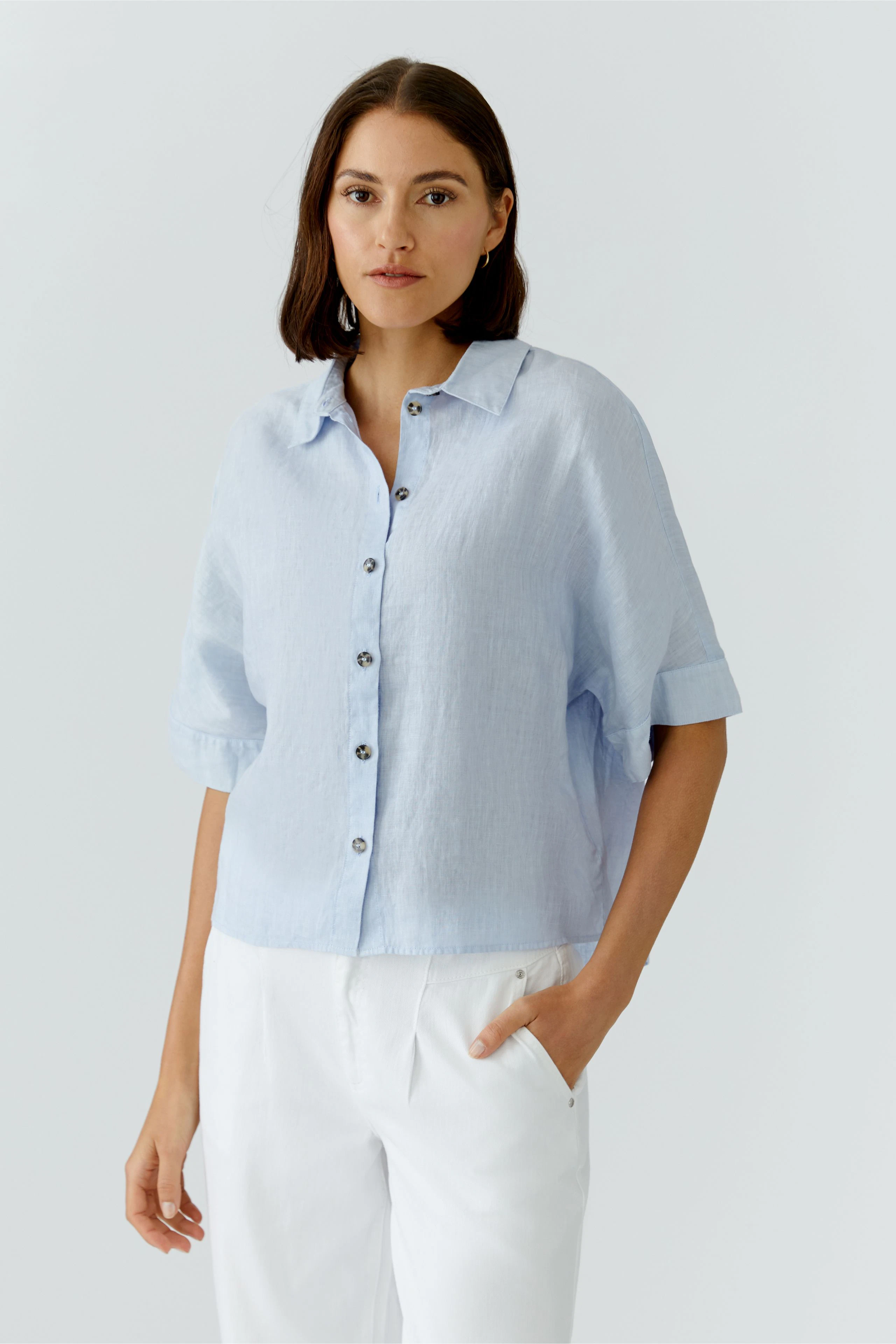 Leichte Damen-Bluse in Hellblau mit Knopfleiste und kurzen Ärmeln, ideal für den Sommer.