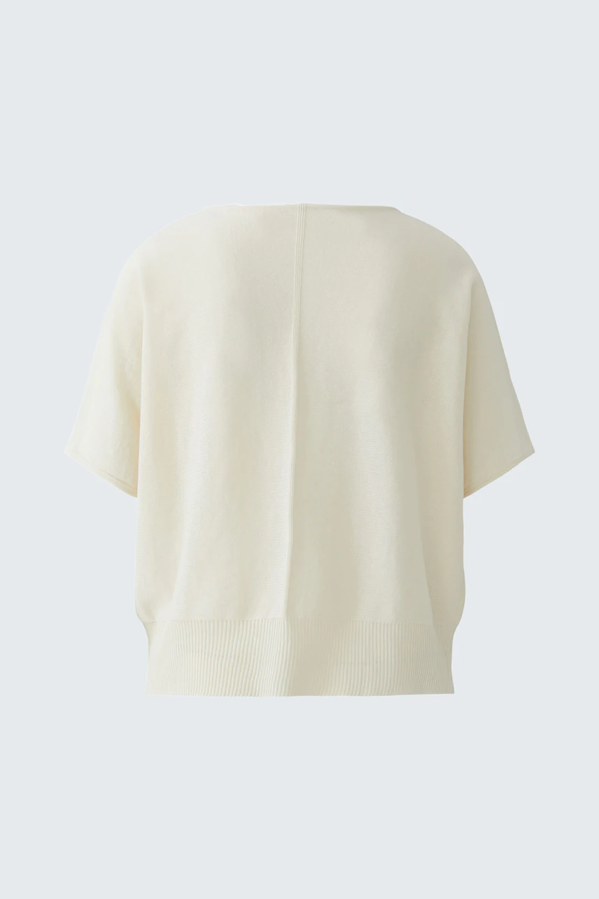 Casual women's pullover: Soft cream pullover with short sleeves and a relaxed fit.