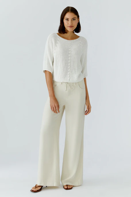 Casual women's pullover in soft white with a relaxed fit and wide sleeves.