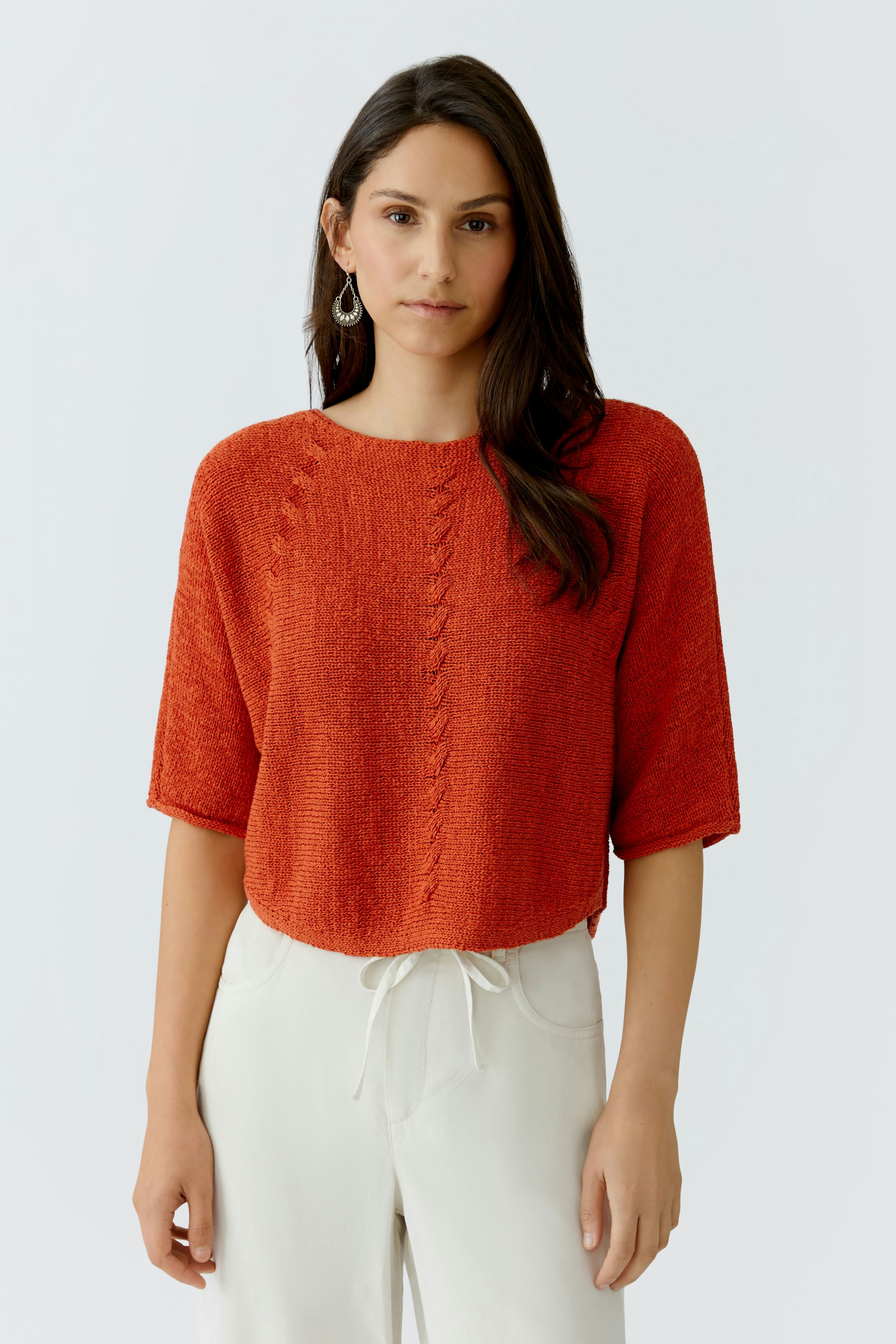 Damen-Pullover in leuchtendem Orange, lässig geschnitten, mit kurzen Ärmeln und feinem Strickmuster.