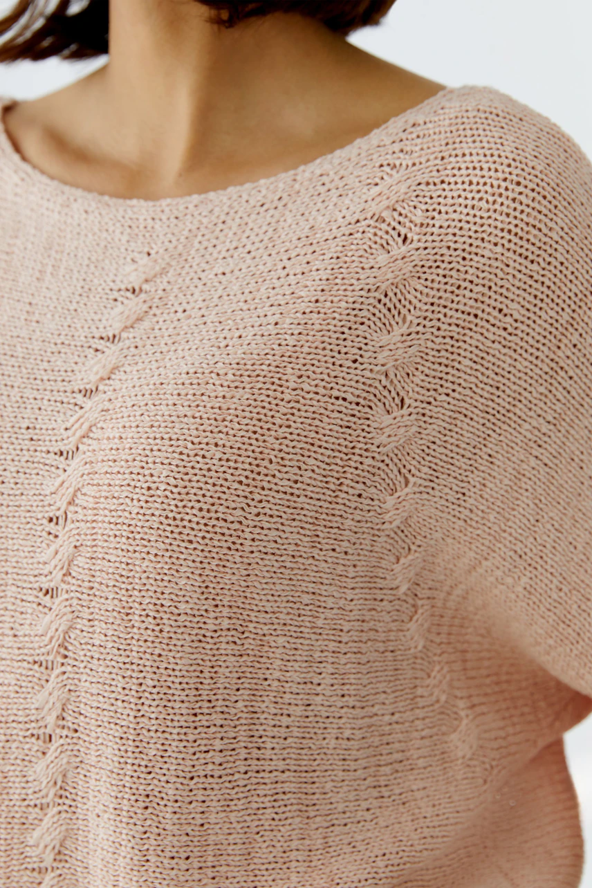 Bequemer Damen-Pullover in zartem Rosa, lässig geschnitten mit feiner Strickstruktur.