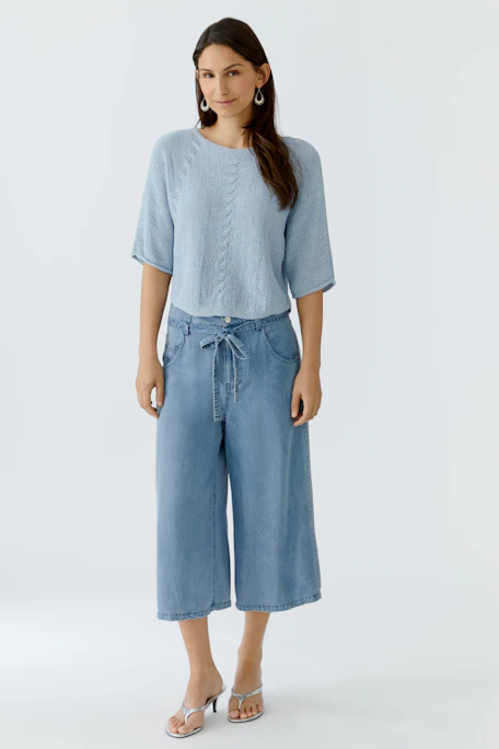 Bequemer Damen-Pullover in sanftem Blau mit lässigem Schnitt und feiner Struktur.