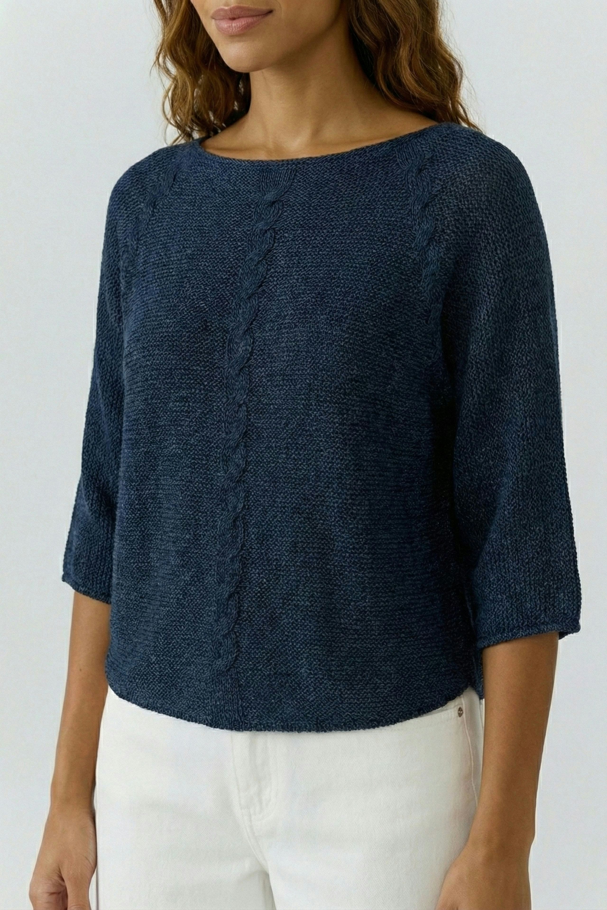 Damen-Pullover: Frau trägt einen blauen, lässigen Pullover mit 3/4-Ärmeln und Rundhalsausschnitt.