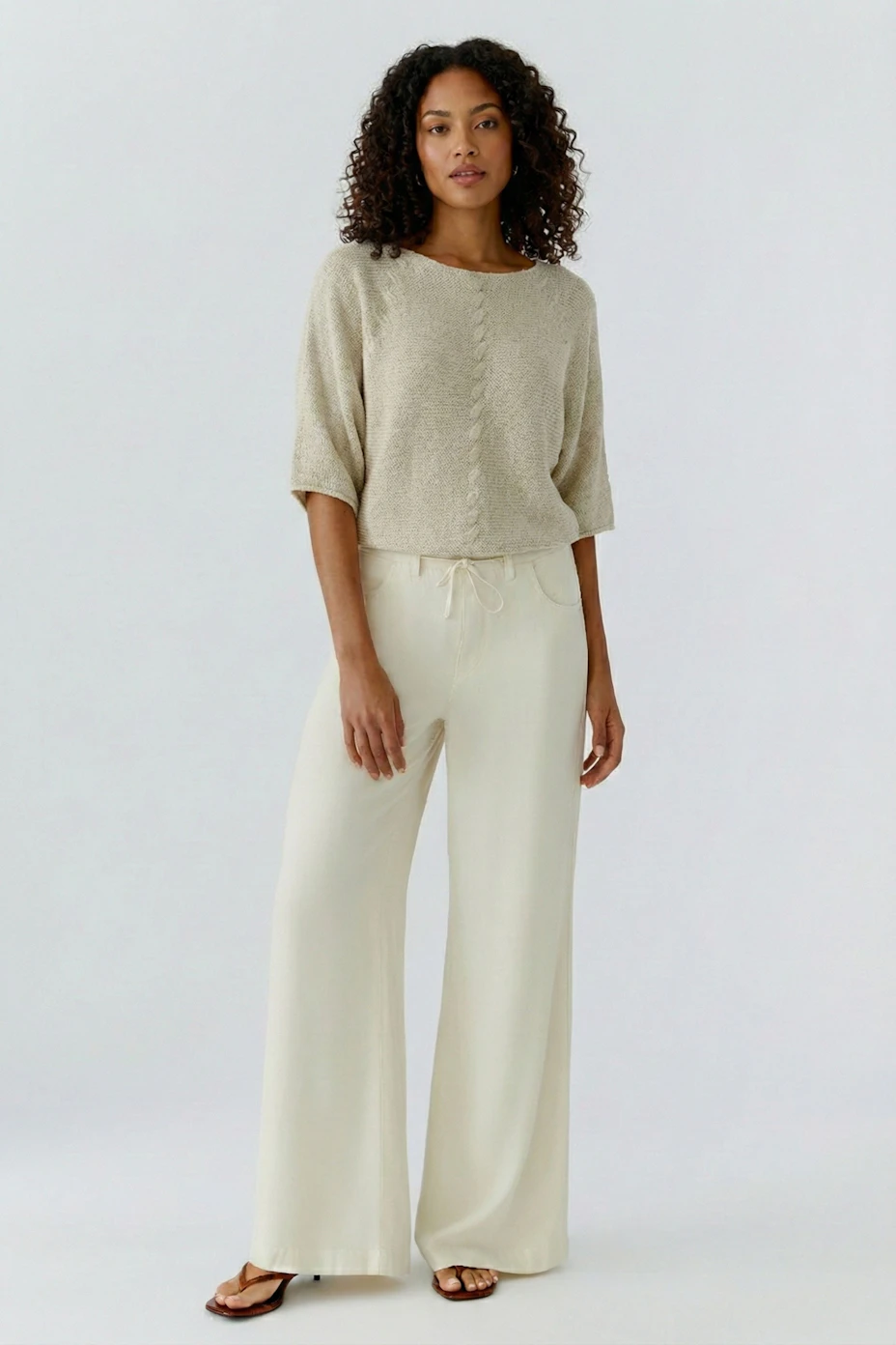 Casual women's pullover in soft beige with a relaxed fit and wide sleeves.