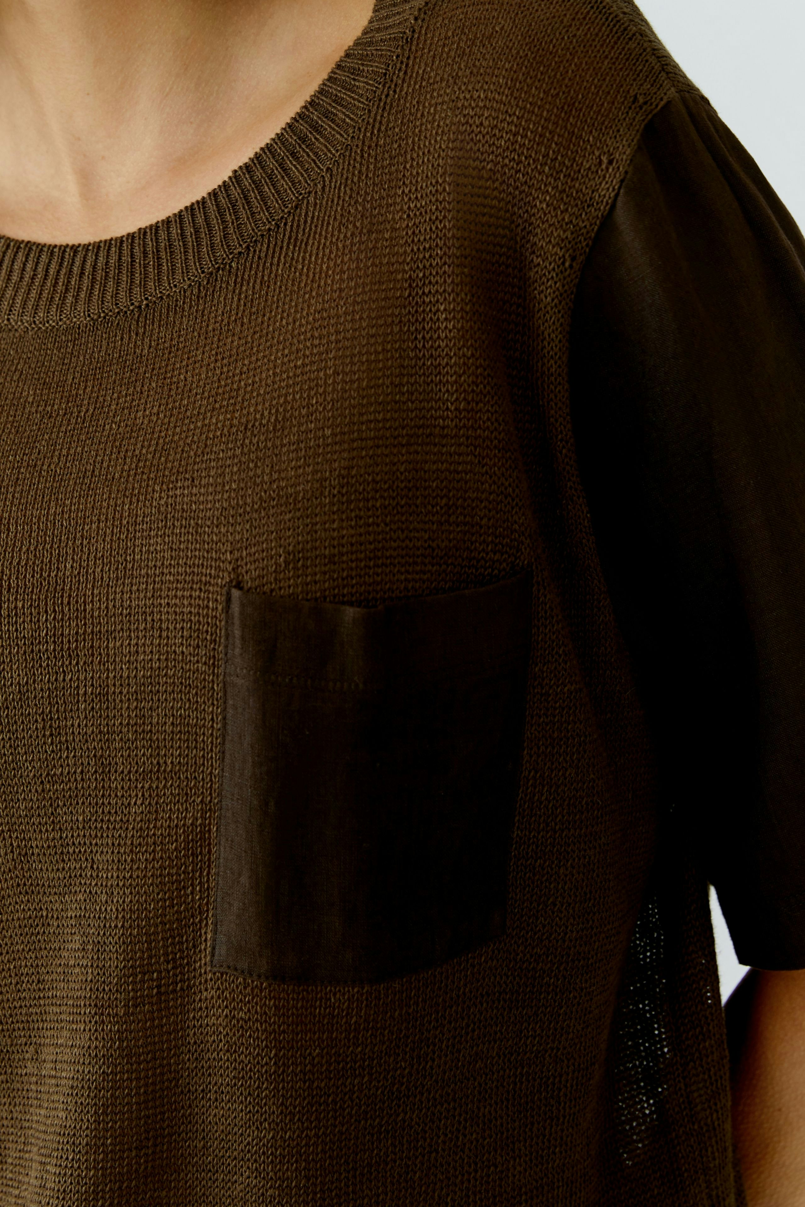 Damen-Pullover in Braun mit lässigem Schnitt und praktischer Brusttasche.