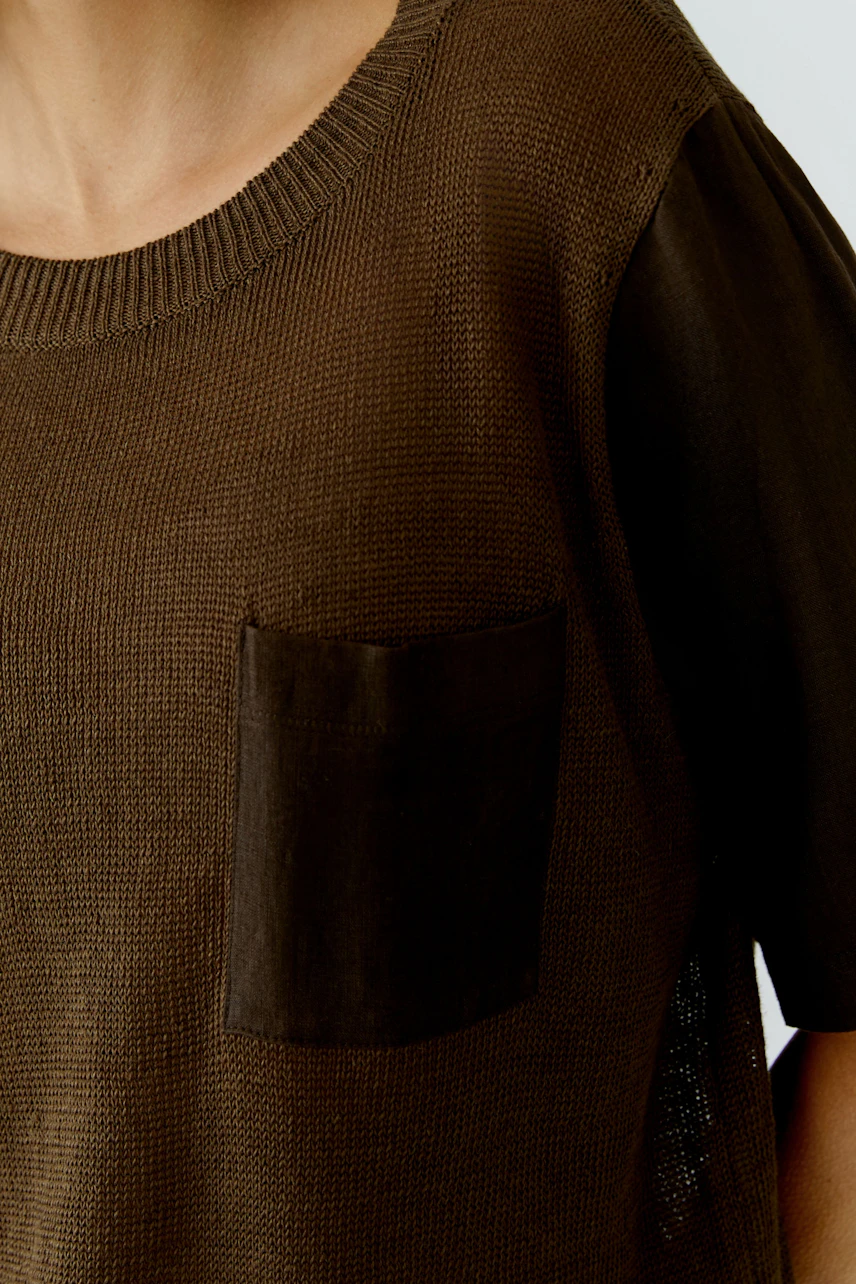 Casual women's pullover: Close-up of a brown pullover with a pocket and relaxed fit.