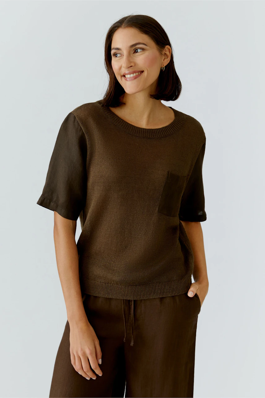 Casual women's pullover: Smiling woman in a brown short-sleeve pullover with a pocket.