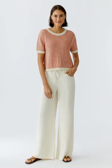 Klassischer Damen-Pullover in Rot mit kurzen Ärmeln und kontrastierendem Kragen.