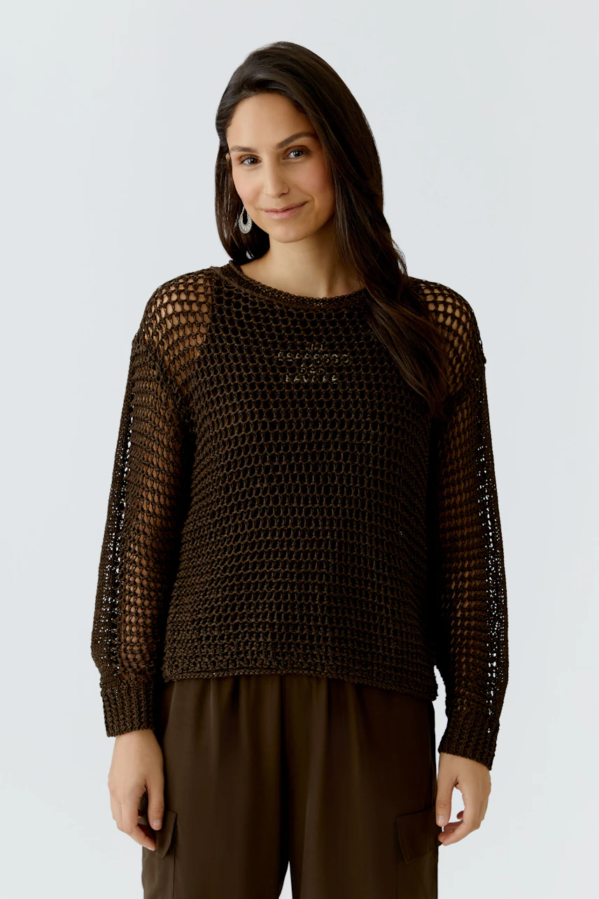 Casual women's pullover: Woman in a brown open-knit pullover with a relaxed fit.