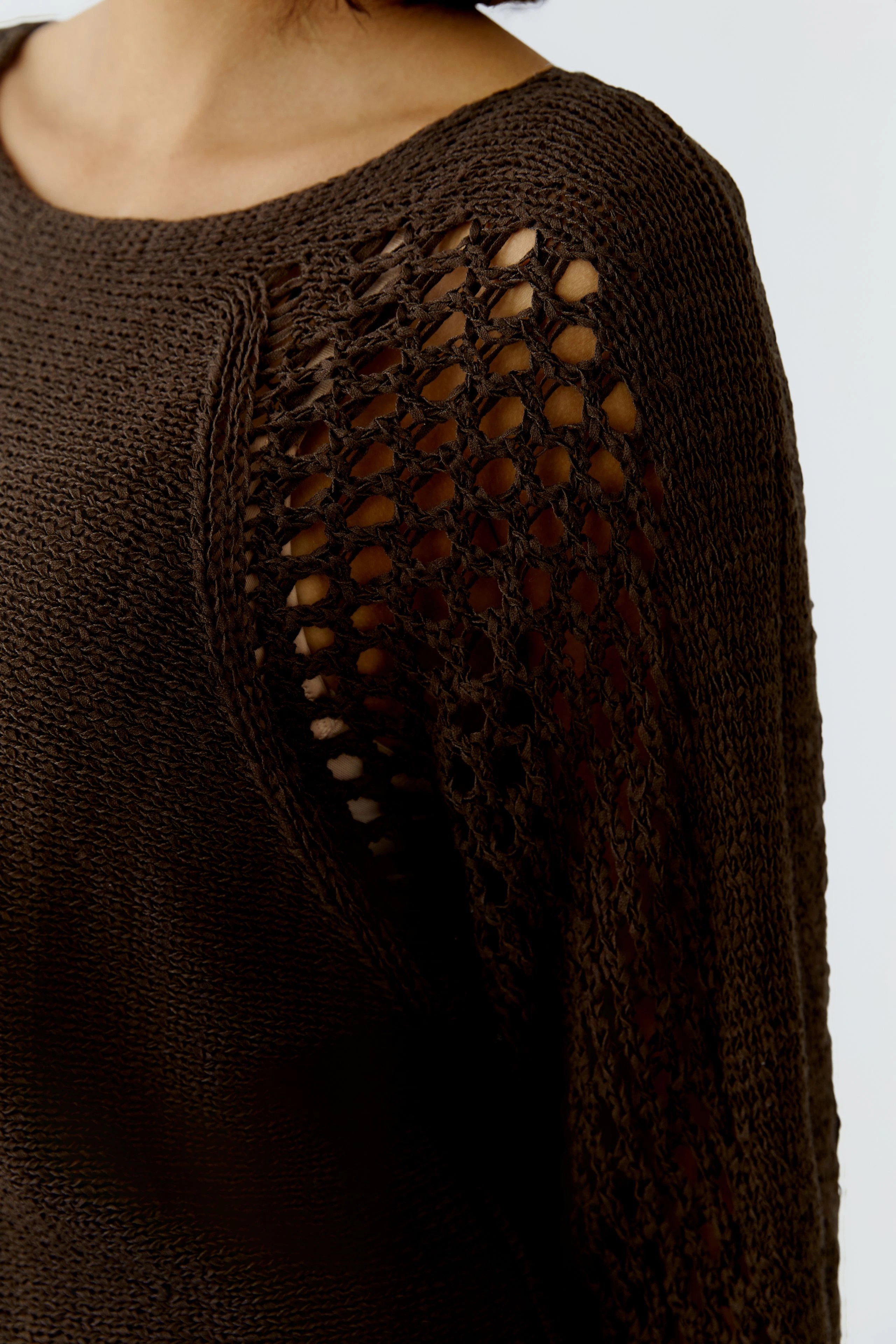 Damen-Pullover in Braun mit luftigen Strickdetails, lässig und bequem, ideal für den Alltag.