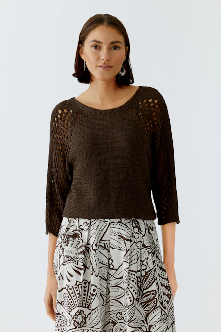 Damen-Pullover in Dunkelbraun mit lässigem Schnitt und strukturiertem Muster.