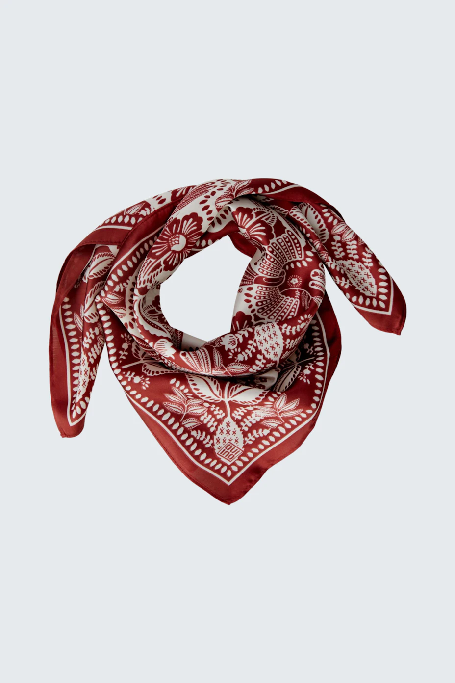 Rotes Tuch mit floralem Muster, vielseitig tragbar und ideal für jeden Anlass.