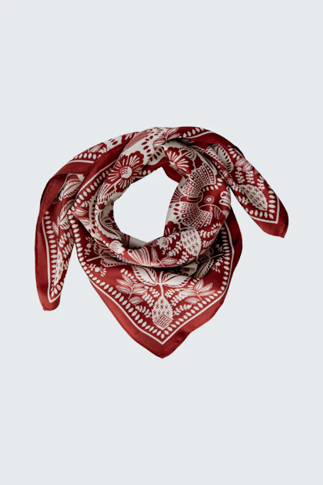 Rotes Tuch mit floralem Muster, vielseitig tragbar und ideal für jeden Anlass.
