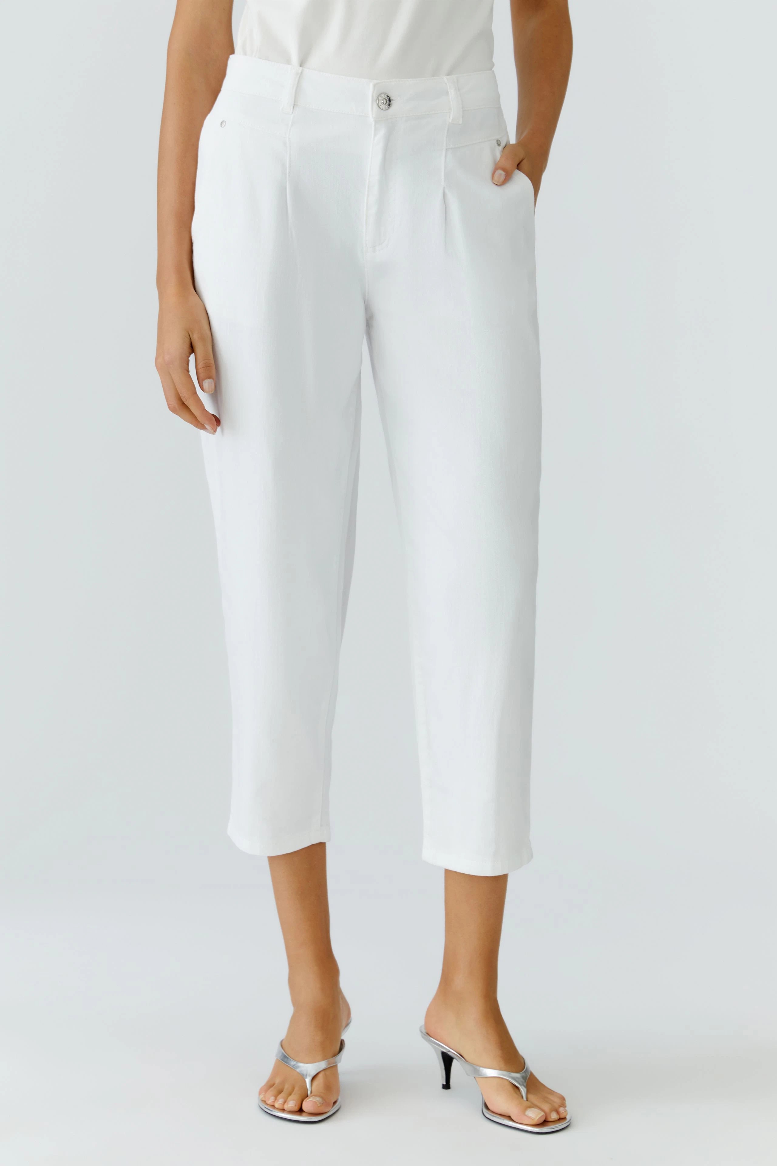 Moderne Damen-Jeans Barrel: Frau in weißen Jeans mit lässigem Schnitt und seitlicher Tasche.