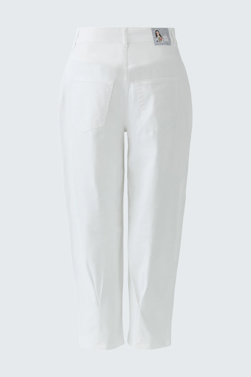 White Barrel Jeans: High-waisted, straight-leg design with back pockets, perfect for casual wear.