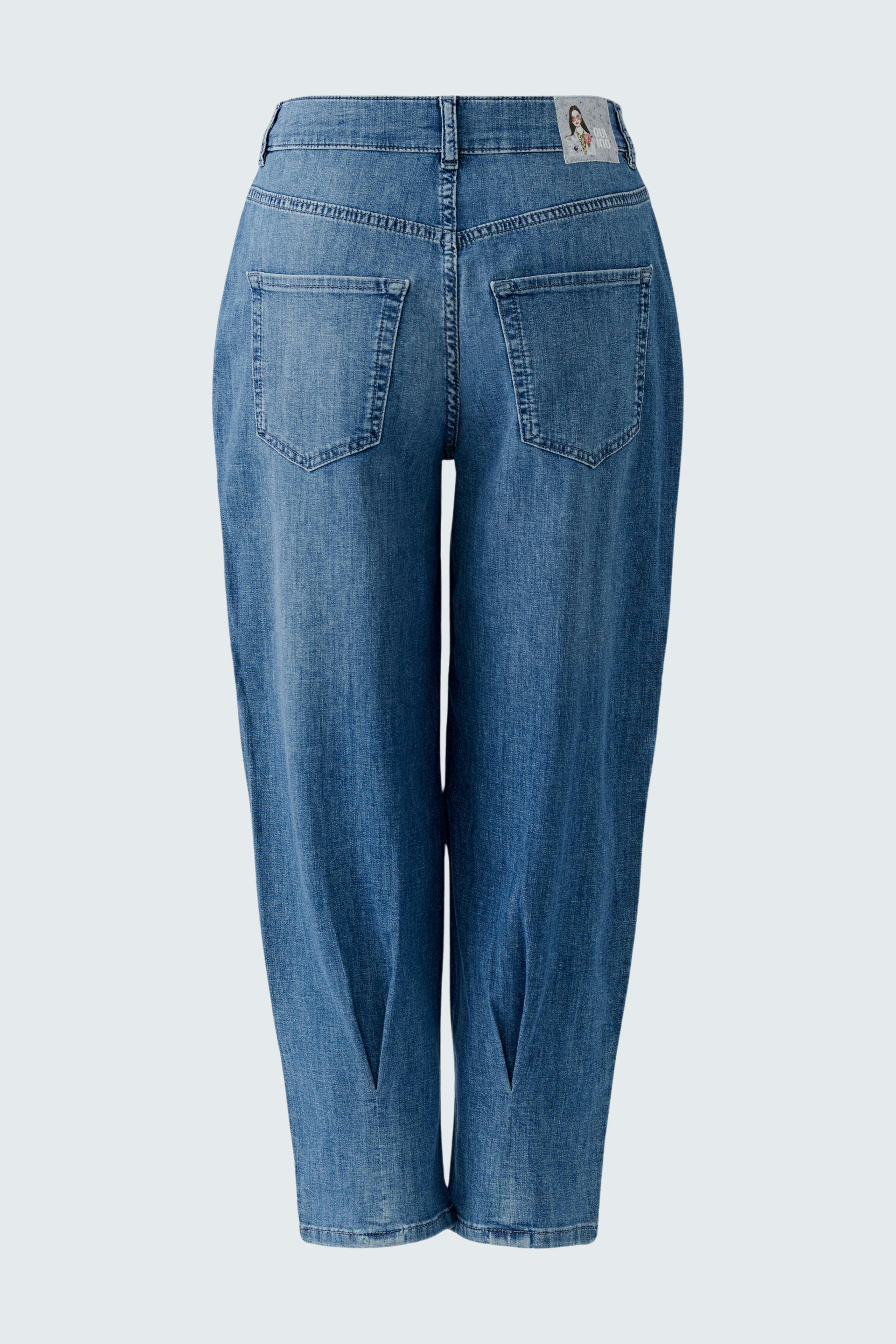 Casual women's jeans: Back view of blue barrel jeans with a relaxed fit and classic pockets.