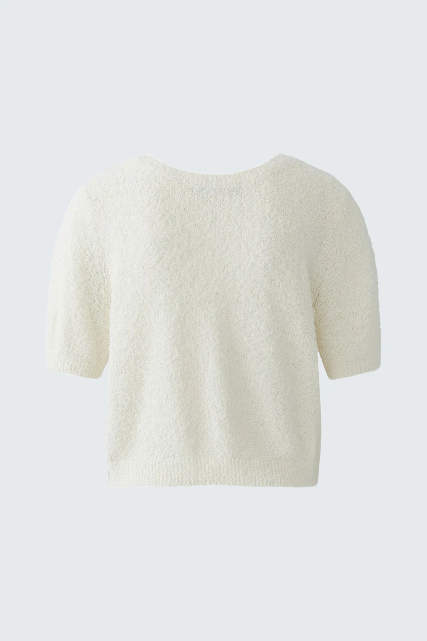 Bequeme Damen-Strickjacke in Weiß mit kurzen Ärmeln und weichem Material, ideal für lässige Outfits.