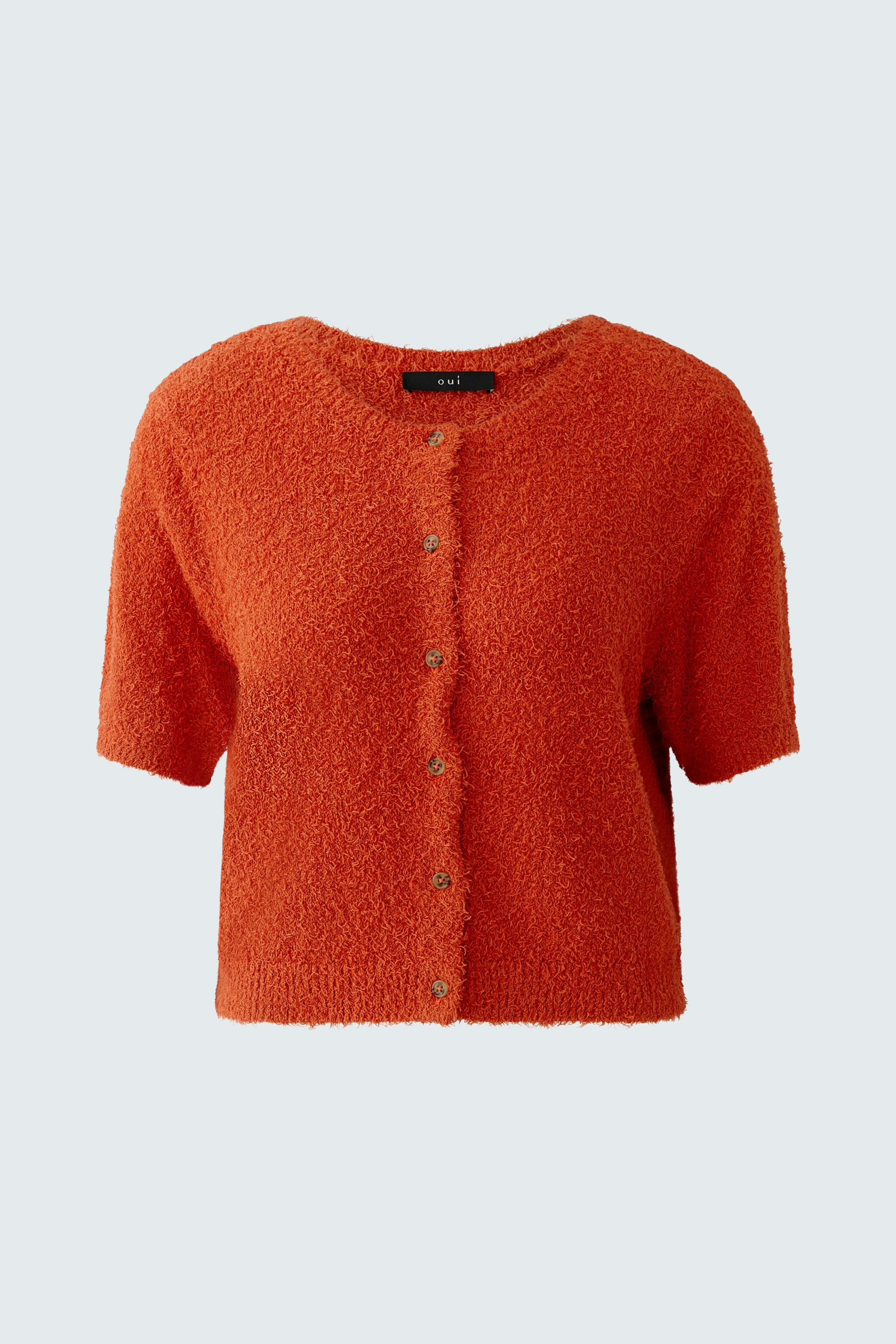Kuschelige Damen-Strickjacke in leuchtendem Orange mit kurzen Ärmeln und Knopfleiste.