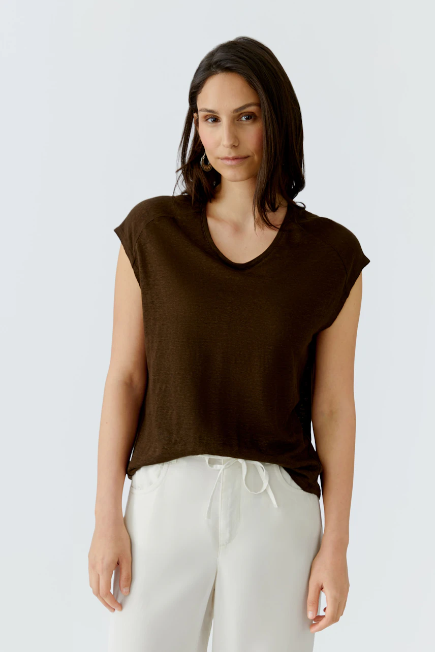 Bequeme Damen-T-Shirt: Frau in braunem T-Shirt mit lässigem Schnitt und kurzen Ärmeln.